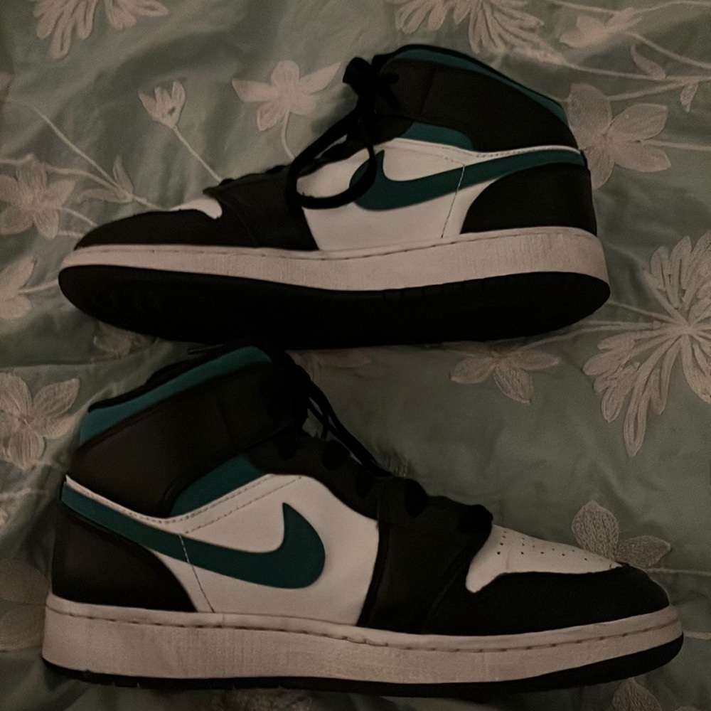 Jordan 1 mids, completely In good condition, look good as new for better price